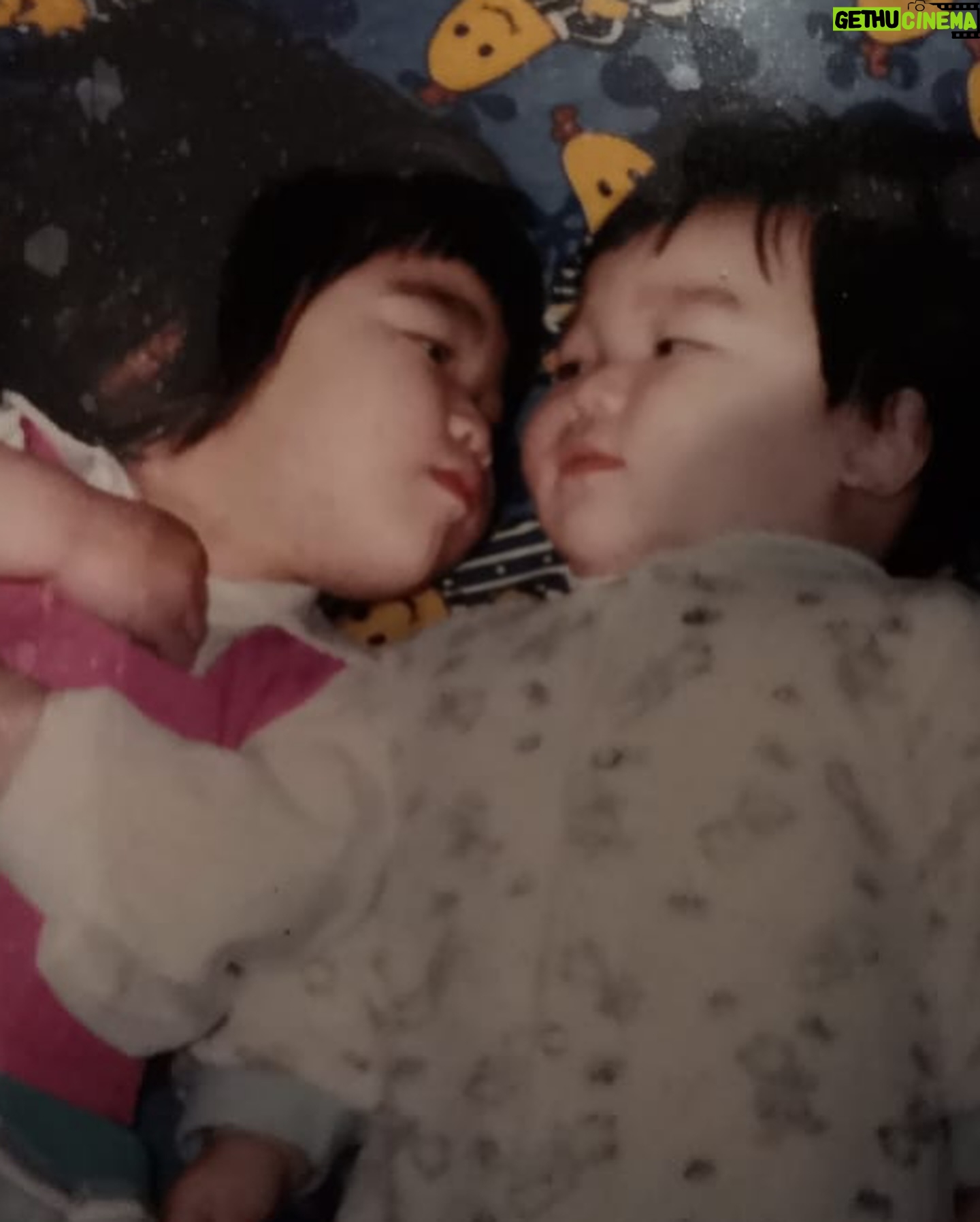 Kimberley Chen - 18.6K Likes - 終於等不及的30歲🫶🏻
滿滿的幸福,幸運能在這邊活這30年💫
希望可以繼續帶著火爆的心進入接下來這段日子
在這條路上成為自己人的夥伴們我愛你們
1994年的寶貝們衝!