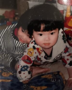 Kimberley Chen Instagram - 終於等不及的30歲🫶🏻
滿滿的幸福，幸運能在這邊活這30年💫
希望可以繼續帶著火爆的心進入接下來這段日子
在這條路上成為自己人的夥伴們我愛你們
1994年的寶貝們衝！