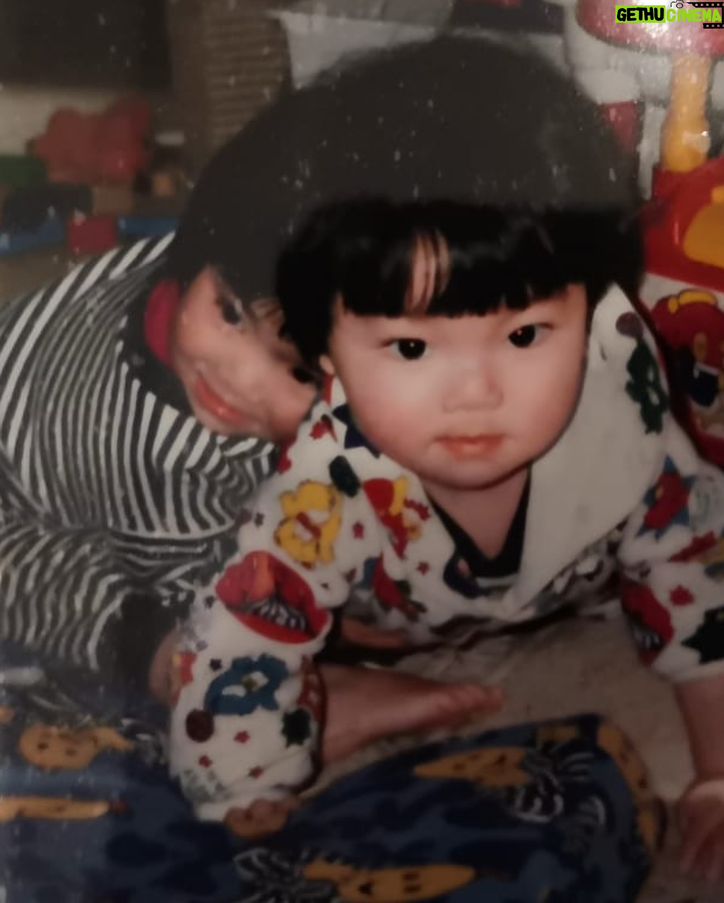 Kimberley Chen - 18.6K Likes - 終於等不及的30歲🫶🏻
滿滿的幸福,幸運能在這邊活這30年💫
希望可以繼續帶著火爆的心進入接下來這段日子
在這條路上成為自己人的夥伴們我愛你們
1994年的寶貝們衝!