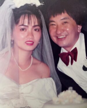 Kimberley Chen Instagram - 終於等不及的30歲🫶🏻
滿滿的幸福，幸運能在這邊活這30年💫
希望可以繼續帶著火爆的心進入接下來這段日子
在這條路上成為自己人的夥伴們我愛你們
1994年的寶貝們衝！