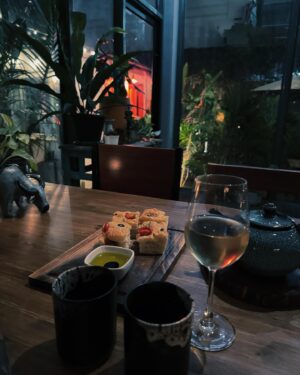 Kimberley Chen Instagram - Appreciation post to the amazing vegan food and the amazing people that made the food and whatever we encountered on our getaway from crazy ☺️

感謝所有的發生，因為這樣才更珍惜簡單的幸福 🩵 也讓我提升我的eq 🦋✨💕🙏🏻

there will be a part 2