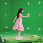 Kimberley Chen Instagram - 未完成的mv真的太夢幻讓我可以再看到小kiwi 💕🥹 希望你們跟我一樣愛 ☁️🌈☺️ kiki
