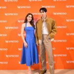 Kimberly Ann Voltemas Instagram – หวนนึกถึงฤดูร้อนในความทรงจำกับ Nespresso ที่งาน ‚Taste The Summer Memories‘ ที่ เนรมิตพื้นที่ใจกลางเมืองให้เป็นที่พักผ่อนริมทะเลเมดิเตอร์เรเนียนพร้อมดื่มด่ำกาแฟเย็นคุณภาพหลากหลายรสชาติในคอลเลคชั่น Unforgettable Summer 2024

พบกับกาแฟรสชาติไฮไลท์อย่าง ‚Sunny Almond Vanilla Flavor Over Ice‘ ที่มีกลิ่นหอม หวานนุ่มละมุนในรสชาติที่ลืมไม่ลง ไปจนถึงเครื่องชงกาแฟและแอกเซสซอรี่ในสี Mandarin Orange ที่เนสเพรสโซร่วมดีไซน์พาเลตสีในคอลเลคชั่นนี้กับ Pantone

สินค้าวางจำหน่ายแล้วที่เนสเพรสโซบูติกทุกสาขา,ช่องทางออนไลน์ผ่านเว็บไซต์และแอปพลิเคชั่น Nespresso

@nespresso.th #NespressoTH #UnforgettableSummer #SummerWithNespresso