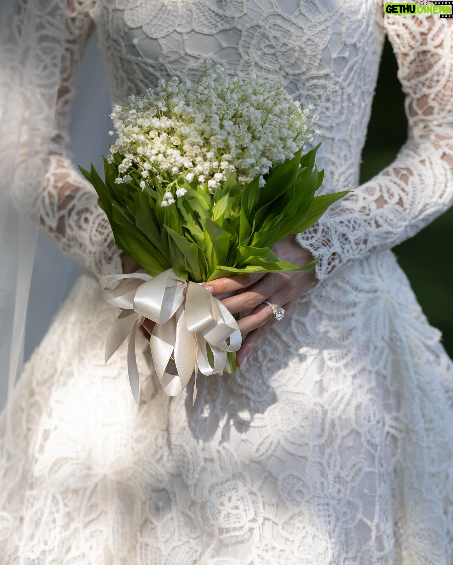 Kimberly Ann Voltemas Instagram - Every May 1st in France, Lily of the valley bouquets are given to loved ones. This flower, cherished by Christian Dior and brings back memories of my wedding bouquets and fav scent ’Lucky‘ from La Collection Privée, a scent for good luck. ☘️🤍 น้ำหอม La Collection Privée, วางจำหน่ายที่ Dior Beauty สาขา Iconsiam, Central Chidlom, Siam Paragon, Mega Bangna, The EmQuatier, The Emsphere และออนไลน์ shop.dior.co.th #DiorLaCollectionPrivée #DiorBeauty @DiorBeauty @DiorBeautylovers