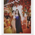 Kimberly Ann Voltemas Instagram – หวนนึกถึงฤดูร้อนในความทรงจำกับ Nespresso ที่งาน ‚Taste The Summer Memories‘ ที่ เนรมิตพื้นที่ใจกลางเมืองให้เป็นที่พักผ่อนริมทะเลเมดิเตอร์เรเนียนพร้อมดื่มด่ำกาแฟเย็นคุณภาพหลากหลายรสชาติในคอลเลคชั่น Unforgettable Summer 2024

พบกับกาแฟรสชาติไฮไลท์อย่าง ‚Sunny Almond Vanilla Flavor Over Ice‘ ที่มีกลิ่นหอม หวานนุ่มละมุนในรสชาติที่ลืมไม่ลง ไปจนถึงเครื่องชงกาแฟและแอกเซสซอรี่ในสี Mandarin Orange ที่เนสเพรสโซร่วมดีไซน์พาเลตสีในคอลเลคชั่นนี้กับ Pantone

สินค้าวางจำหน่ายแล้วที่เนสเพรสโซบูติกทุกสาขา,ช่องทางออนไลน์ผ่านเว็บไซต์และแอปพลิเคชั่น Nespresso

@nespresso.th #NespressoTH #UnforgettableSummer #SummerWithNespresso
