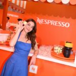 Kimberly Ann Voltemas Instagram – หวนนึกถึงฤดูร้อนในความทรงจำกับ Nespresso ที่งาน ‚Taste The Summer Memories‘ ที่ เนรมิตพื้นที่ใจกลางเมืองให้เป็นที่พักผ่อนริมทะเลเมดิเตอร์เรเนียนพร้อมดื่มด่ำกาแฟเย็นคุณภาพหลากหลายรสชาติในคอลเลคชั่น Unforgettable Summer 2024

พบกับกาแฟรสชาติไฮไลท์อย่าง ‚Sunny Almond Vanilla Flavor Over Ice‘ ที่มีกลิ่นหอม หวานนุ่มละมุนในรสชาติที่ลืมไม่ลง ไปจนถึงเครื่องชงกาแฟและแอกเซสซอรี่ในสี Mandarin Orange ที่เนสเพรสโซร่วมดีไซน์พาเลตสีในคอลเลคชั่นนี้กับ Pantone

สินค้าวางจำหน่ายแล้วที่เนสเพรสโซบูติกทุกสาขา,ช่องทางออนไลน์ผ่านเว็บไซต์และแอปพลิเคชั่น Nespresso

@nespresso.th #NespressoTH #UnforgettableSummer #SummerWithNespresso