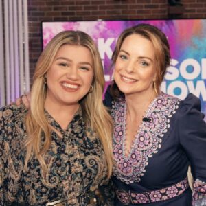Kimberly Williams-Paisley Instagram - Catch me on the @kellyclarksonshow today in support of @jesusrevolutionmovie out this Friday! Thanks for having me on, Kelly! @kellyclarkson 💗💗 #jesusrevolutionmovie

Hair by @hildal 
Makeup by @dahliawarner 
Styling by @jenniferkempwardrobe 
@jewelsbypiper earrings