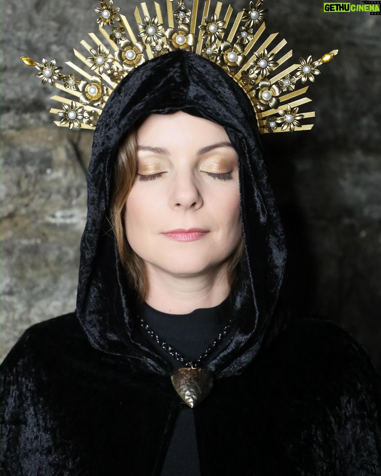 Kimberly Williams-Paisley Instagram - Happy International Womenโs Day! Hope you feel like the queen that you are today. ๐๐ #internationalwomensday H/m/u and photo by fabulous female and friend @lauragodwinland wardrobe by my soul sister @jenniferkempwardrobe