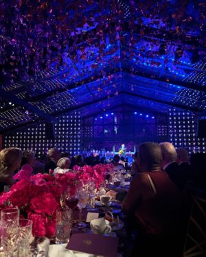 Kimberly Williams-Paisley Instagram - It was an epic #statedinner at the White House last night honoring President Ruto of Kenya with a black tie affair, distinguished guests, and special performances by the @howard1867 gospel choir and @bradpaisley ✨✨✨ It was an honor to meet you Mr. President @williamsamoeiruto. A night we will never forget. 

My m/u by @carolamyers and dress by @rachelgilbertau Thank you @jenniferkempwardrobe ❤️