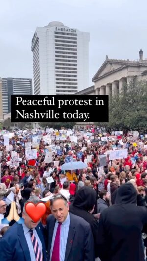 Kimberly Williams-Paisley Instagram - Students walking out of school and peacefully protesting in #Nashville today, one week after the tragic Covenant shooting. 🙏🏻❤️🙏🏻❤️🙏🏻❤️

Via @thetnholler