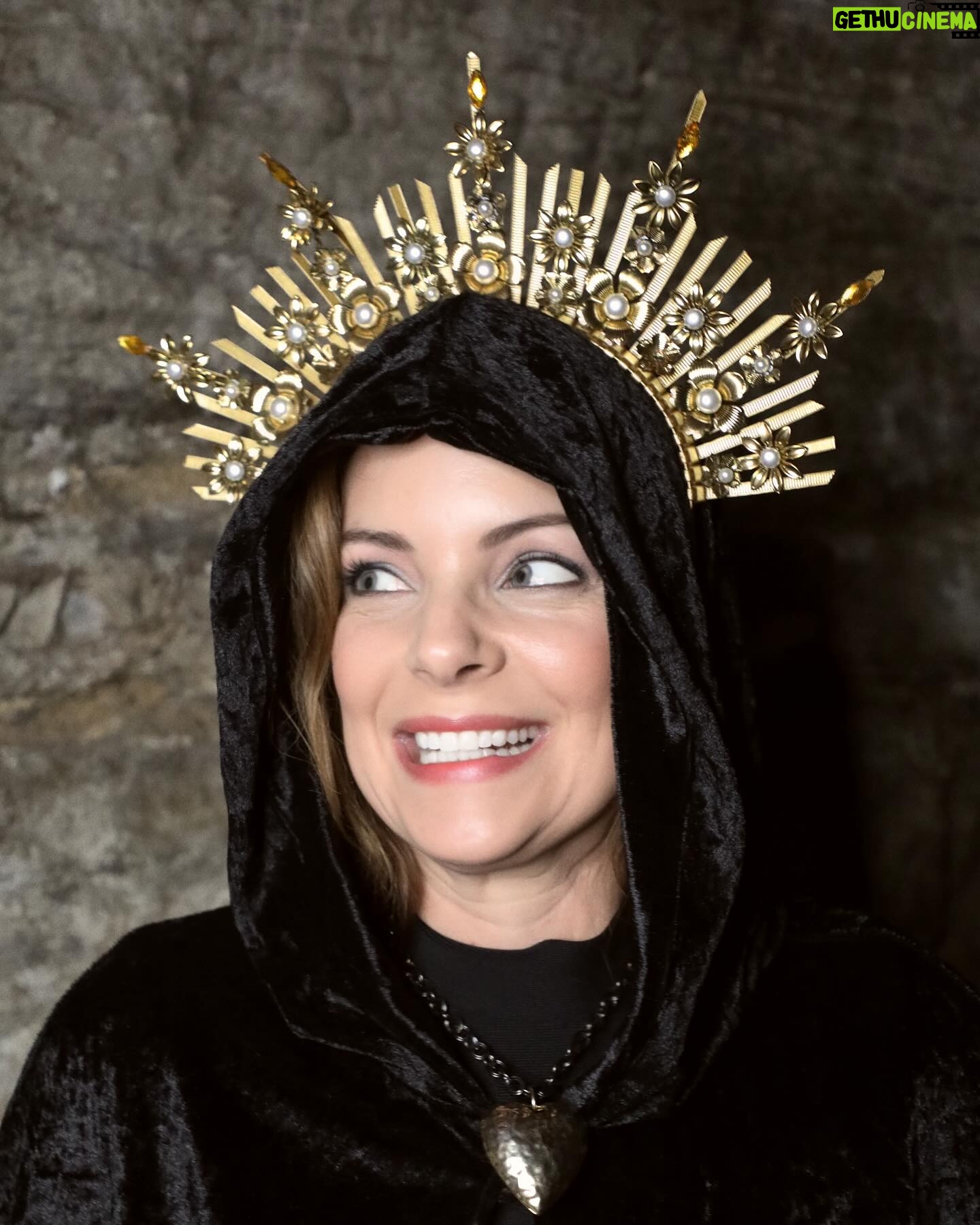 Kimberly Williams-Paisley Instagram - Happy International Womenโs Day! Hope you feel like the queen that you are today. ๐๐ #internationalwomensday H/m/u and photo by fabulous female and friend @lauragodwinland wardrobe by my soul sister @jenniferkempwardrobe