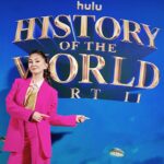 Kimiko Glenn Instagram - #HistoryOfTheWorldPart2 !! being a part of this #melbrooks series made my inner child dance 😭 i mean, i was obsessed. seeing him in person was a serious dream come true, like i’m still on a life-high from it. anyway, despite how this may look, atsuko wasn’t the only person i hung out with lol excited for you all to see the quintessential mel brooks brilliance that is this show. it airs march 6 on @hulu ! it’s major!! go watch it!!