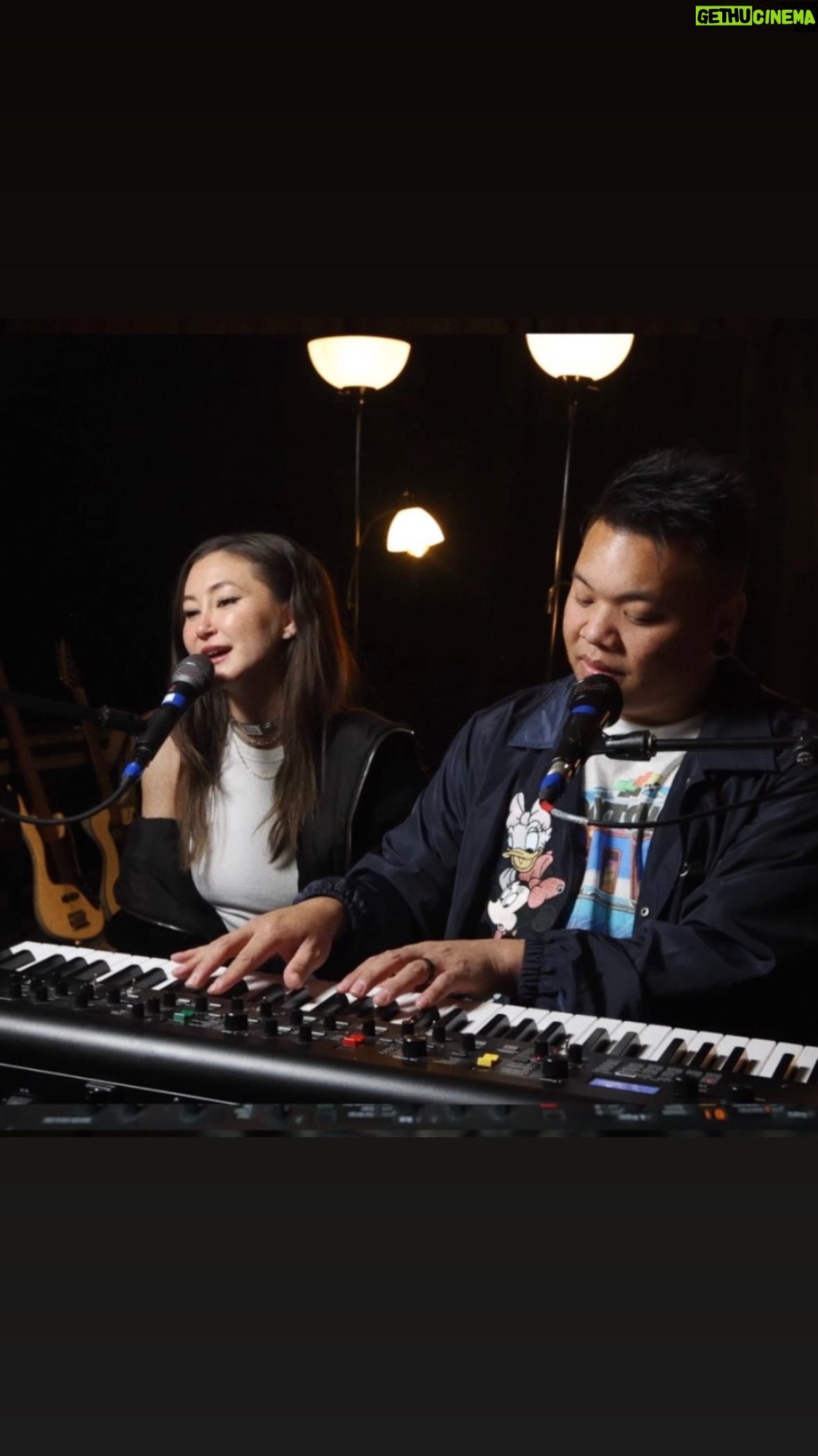 Kimiko Glenn Instagram - studio jam w/ aj 🎹 watch the whole thing on his YouTube channel !! 💞 #someoneyouloved #lewiscapaldi