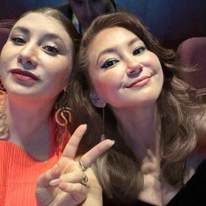 Kimiko Glenn Instagram - one week ago, i got to experience the magic that is the new @disneylittlemermaid. not only is it probably the best live-action remake yet, but it was especially elevated spending it with some of my favorite people — one of whom happens to be a living legend. hearing the music of #thelittlemermaid in surround sound sitting next to the composer @alanmenken, the man who wrote all your favorite disney classics, reacting in real-time with one of my best friends @noralilygram and of course getting some quality @pixbyjanis time, this night was so special to me, i’m sure it will live on as a core memory. thanks for adopting me as your surrogate @annarosemusic for the night. it was so fun getting to see alan praised, admired & celebrated!!! and for nora to finally come back home to la where she belongs 🥹 i love you menken family! 💞💞💞 go see The Little Mermaid!!! it’s epic!!!