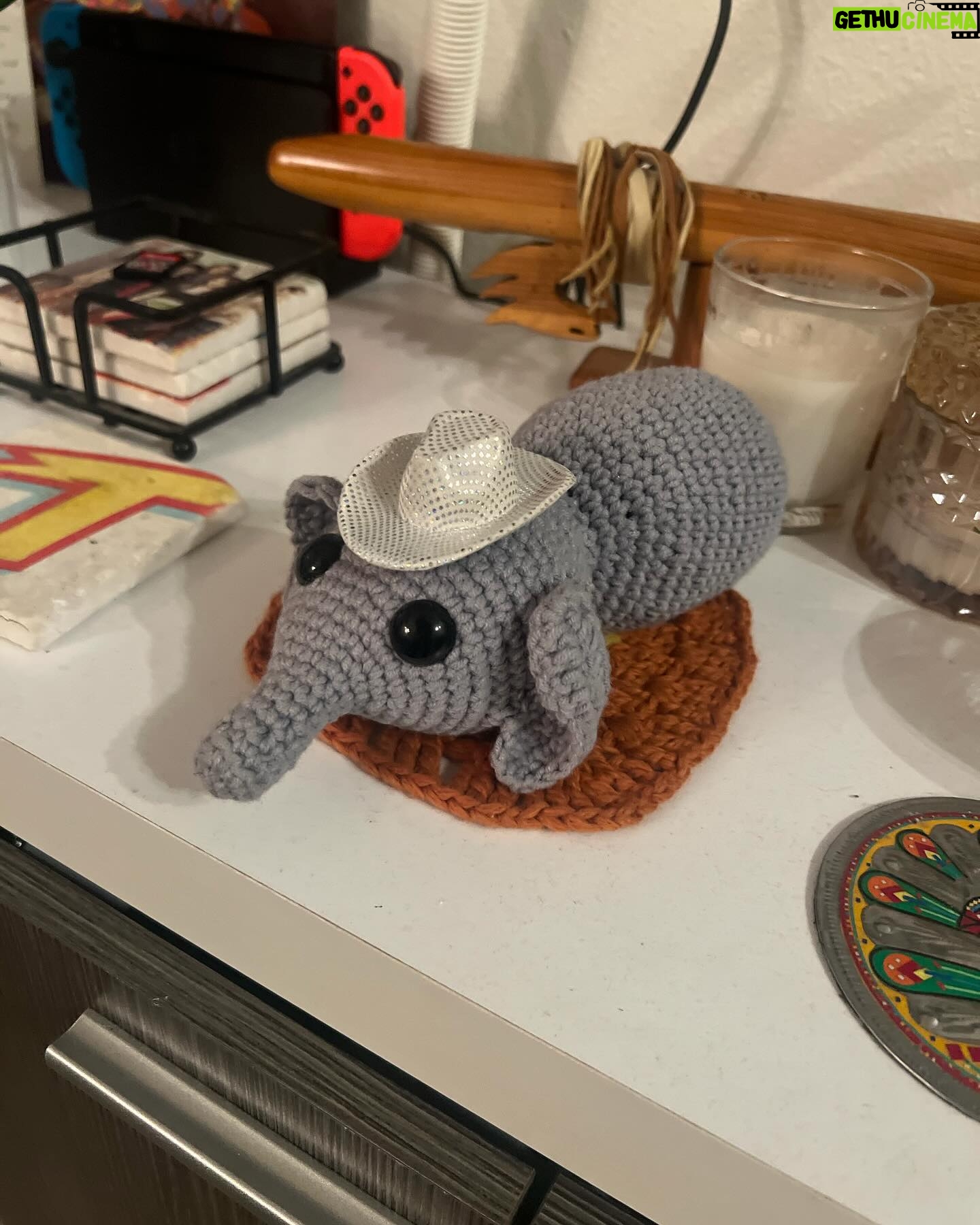 Kira Kosarin Instagram - you can have your space, cowboy 🚀🤠 ft mom’s hat from the early 2000s, dad’s jacket from the 80’s, my cowboy boots from when I first moved to LA in 2010 that I wore to every audition, and Noodle the elephant in his new hat 🐘