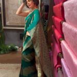 Kirti Kulhari Instagram - Thank u @shantibanaras for making me a part of your celebrations on completing one year of this beautiful showroom in #southmumbai and of course dressing me in your gorgeous #banarasisaree ❤️ And being an audience to this magical woman @singerushauthup was the icing on the cake … 🫶 Heartiest congratulations once again and to many more 🥂 @imitrayan thank you for always managing everything so well and clicking videos and pictures because if it wasnt for u , i wouldn’t have any 🤪🤗 Styled by Me 💕 Saree @shantibanaras Jewellery @isharya Make up by Me again 😬 Hair @tahseen_hairstylist