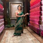 Kirti Kulhari Instagram - Thank u @shantibanaras for making me a part of your celebrations on completing one year of this beautiful showroom in #southmumbai and of course dressing me in your gorgeous #banarasisaree ❤️ And being an audience to this magical woman @singerushauthup was the icing on the cake … 🫶 Heartiest congratulations once again and to many more 🥂 @imitrayan thank you for always managing everything so well and clicking videos and pictures because if it wasnt for u , i wouldn’t have any 🤪🤗 Styled by Me 💕 Saree @shantibanaras Jewellery @isharya Make up by Me again 😬 Hair @tahseen_hairstylist