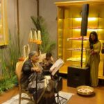 Kirti Kulhari Instagram - Thank u @shantibanaras for making me a part of your celebrations on completing one year of this beautiful showroom in #southmumbai and of course dressing me in your gorgeous #banarasisaree ❤️ And being an audience to this magical woman @singerushauthup was the icing on the cake … 🫶 Heartiest congratulations once again and to many more 🥂 @imitrayan thank you for always managing everything so well and clicking videos and pictures because if it wasnt for u , i wouldn’t have any 🤪🤗 Styled by Me 💕 Saree @shantibanaras Jewellery @isharya Make up by Me again 😬 Hair @tahseen_hairstylist