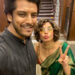 Kirti Kulhari Instagram - Thank u @shantibanaras for making me a part of your celebrations on completing one year of this beautiful showroom in #southmumbai and of course dressing me in your gorgeous #banarasisaree ❤️ And being an audience to this magical woman @singerushauthup was the icing on the cake … 🫶 Heartiest congratulations once again and to many more 🥂 @imitrayan thank you for always managing everything so well and clicking videos and pictures because if it wasnt for u , i wouldn’t have any 🤪🤗 Styled by Me 💕 Saree @shantibanaras Jewellery @isharya Make up by Me again 😬 Hair @tahseen_hairstylist