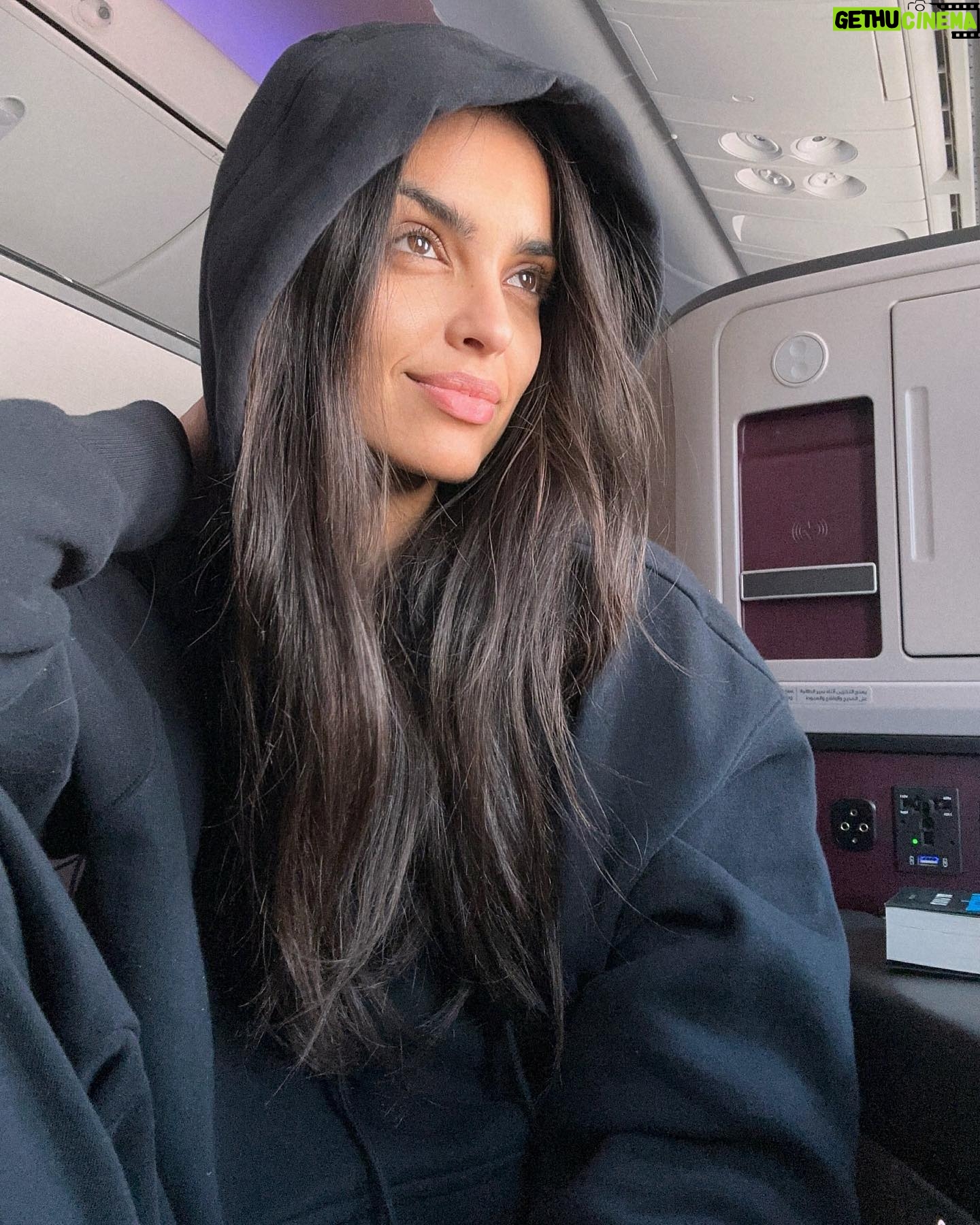 Klaudia El Dursi Instagram - Wish me luck 🤍 No to rozpoczynamy 3 miesięczny egzotyczny maraton 🏝️ Lecę w nieznane po kolejną przygodę życia podczas kręcenia nowych sezonów Hotelu Paradise ✨ #thisisit