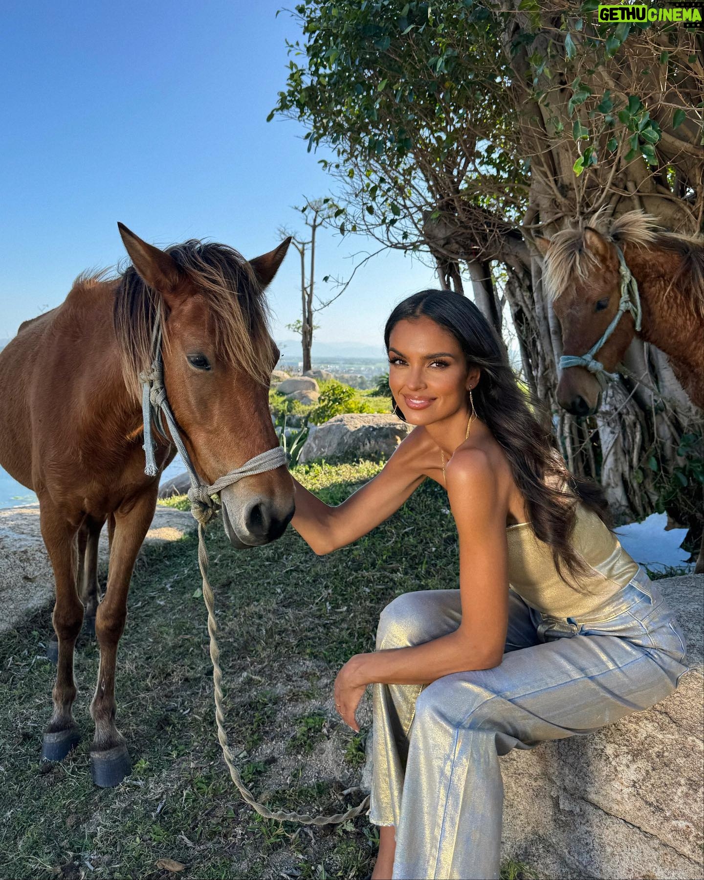 Klaudia El Dursi Instagram - 🤎 Konie wzbudzają we mnie ogromne emocje, nie potrafię przejść obok nich obojętnie. Mam nadzieje, że w tym roku uda mi się spełnić moje małe marzenie żeby galopować brzegiem morza ku zachodzącemu słońcu 🌅