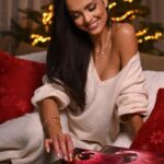 Klaudia El Dursi Instagram – Takie chwile przyjemności bardzo lubię❤️
Daj się oczarować w Święta z @cherrissimo_official ✨ •reklama