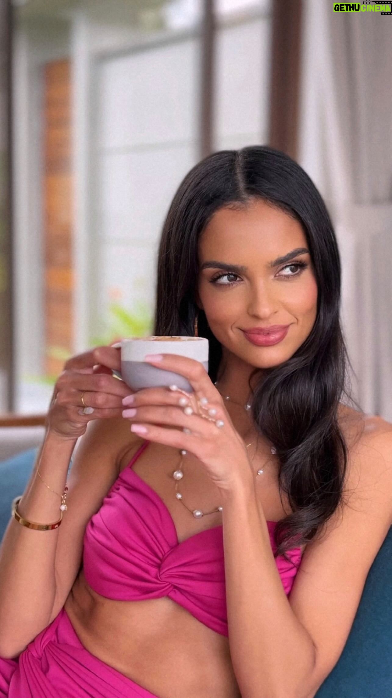 Klaudia El Dursi Instagram - Test zdany na 5 💋 Poddałam pomadkę The One Smart Sync od Oriflame, całodniowej próbie i efekt jest zachwycający. Trwały kolor i nawilżone usta towarzyszyły mi przez cały dzień❤️ •reklama #oriflamepoland #oriflame @oriflamepoland