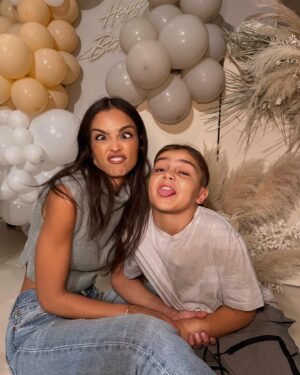 Klaudia El Dursi Instagram - Moj Czaruś, Śmieszek, Wariat, Urwis i największy Słodziak na świecie skończył właśnie 9 lat 🤍
I choć nikt inny nie potrafi mnie tak ekspresowo wyprowadzić z równowagi to kocham Go najbardziej na świecie. 
Bądź szczęśliwy Jaśku 🤍