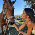 Klaudia El Dursi Instagram - 🤎 Konie wzbudzają we mnie ogromne emocje, nie potrafię przejść obok nich obojętnie. Mam nadzieje, że w tym roku uda mi się spełnić moje małe marzenie żeby galopować brzegiem morza ku zachodzącemu słońcu 🌅