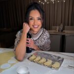 Klaudia El Dursi Instagram – Czy skoro mówi się pierniczenie, to ja teraz pieroguje ? 🥟
Niezależnie od nomenkluatury i wina zamiast wałka to będą pyszne święta ☺️!
#pierogowanie