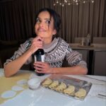 Klaudia El Dursi Instagram – Czy skoro mówi się pierniczenie, to ja teraz pieroguje ? 🥟
Niezależnie od nomenkluatury i wina zamiast wałka to będą pyszne święta ☺️!
#pierogowanie