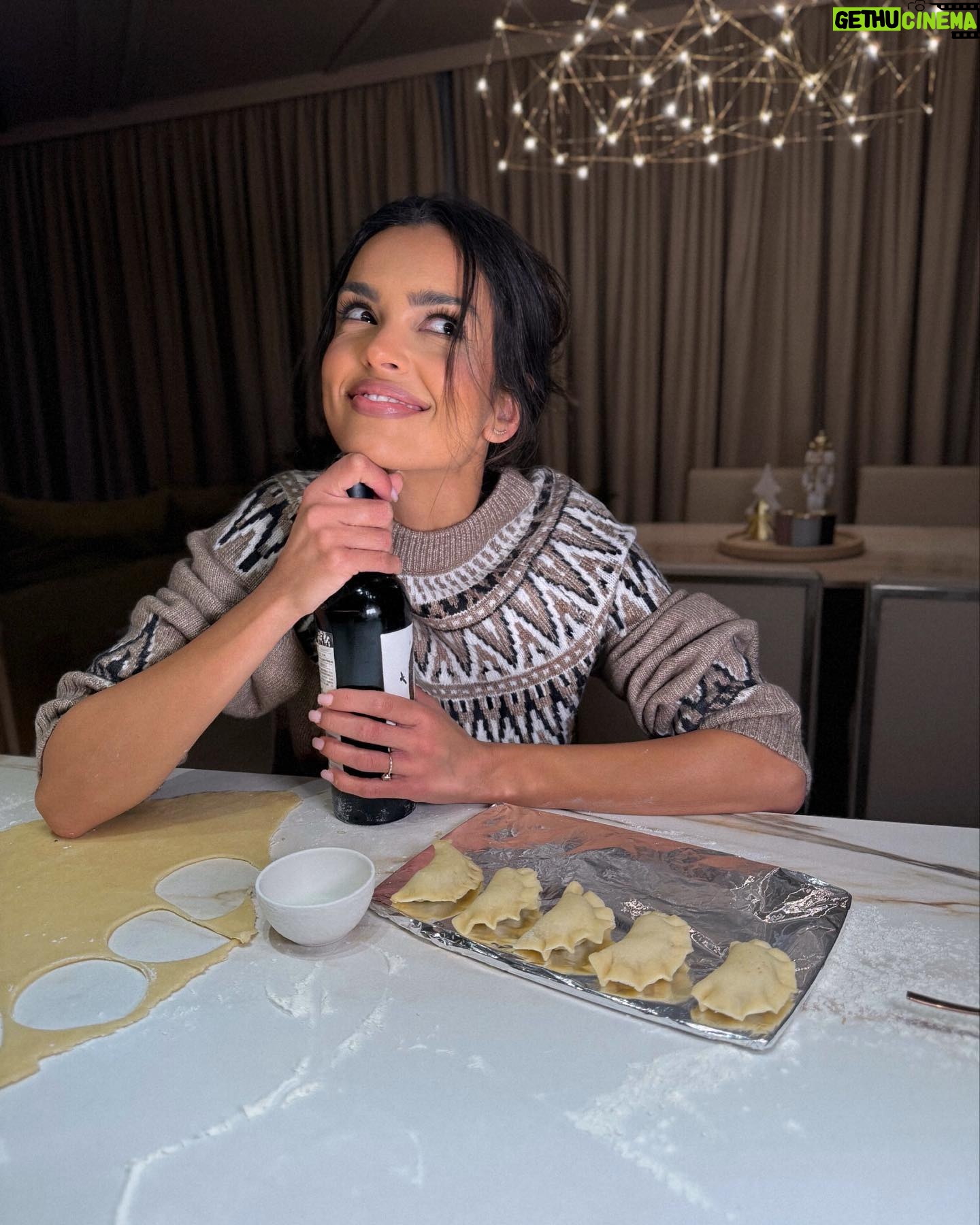 Klaudia El Dursi Instagram - Czy skoro mówi się pierniczenie, to ja teraz pieroguje ? 🥟 Niezależnie od nomenkluatury i wina zamiast wałka to będą pyszne święta ☺️! #pierogowanie