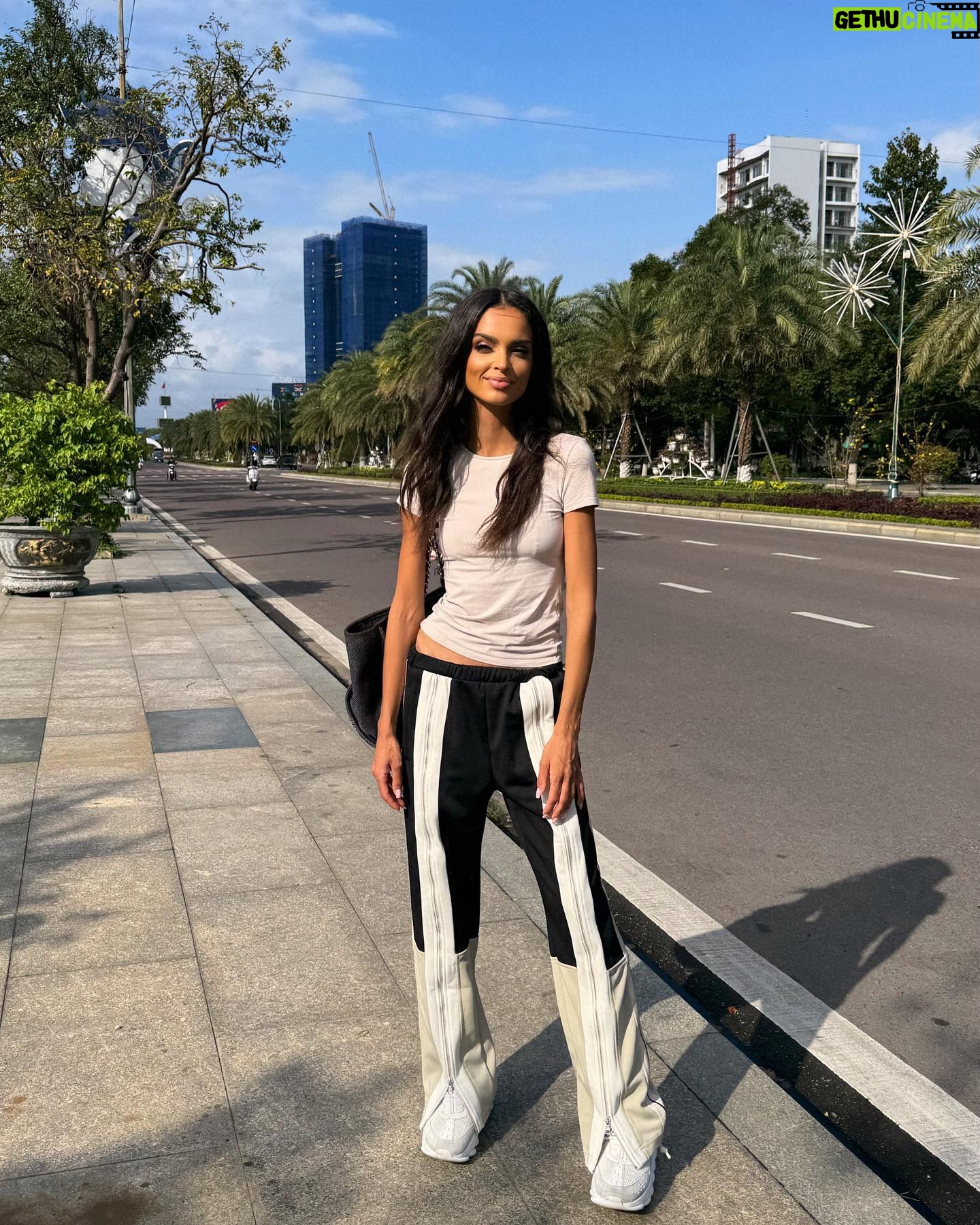 Klaudia El Dursi Instagram - Cześć Wietnam 👋🏽 Fuzja smaków i barw, kolorowe neony i te dobiegającej z każdego rogu dźwięki skocznej muzyczki. Fajnie !