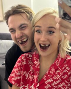 Klavdiya Vysokova Instagram - С днем рождения, любимый ❤️ Надеюсь, ты меня не убьешь за эти фотки 🤣🤣🤣 С тобой моя жизнь стала намного ярче, веселее и теплее, я тебя очень-очень люблю и ценю каждый момент рядом 💋 Много писать не буду, а то ты ждешь меня в другой комнате 😂 мы поехали отмечать!! По пути буду читать ему ваши поздравления… так что 👇🏼