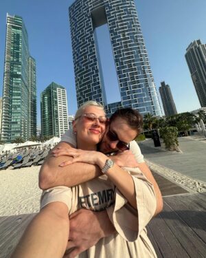 Klavdiya Vysokova Instagram - С днем рождения, любимый ❤️ Надеюсь, ты меня не убьешь за эти фотки 🤣🤣🤣 С тобой моя жизнь стала намного ярче, веселее и теплее, я тебя очень-очень люблю и ценю каждый момент рядом 💋 Много писать не буду, а то ты ждешь меня в другой комнате 😂 мы поехали отмечать!! По пути буду читать ему ваши поздравления… так что 👇🏼