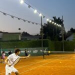 Klebber Toledo Instagram - O esporte tem o poder mágico de unir pessoas🎾✨ Já faz tempo que o tênis me atrai, tentei alguns treinos no ano passado e gostei muito da brincadeira mas o volume de trabalho às vezes nos afasta de algumas paixões… esse ano com o convite tão especial da @rolex, retomei os treinos e ainda tive a oportunidade única de conhecer e ter uma aula com o gigante @delpotrojuan 🎾. Foi uma experiência única, ele foi incrível, super educado e atencioso com todos. Agora pretendo evoluir nos treinos para quem sabe num próximo encontro eu consiga bater uma bolinha com ele.
