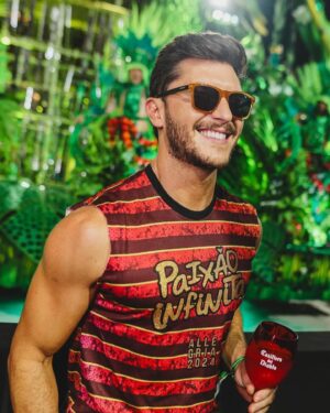 Klebber Toledo Instagram - Espero que o próximo carnaval chegue logo🤩❤️🎉✨