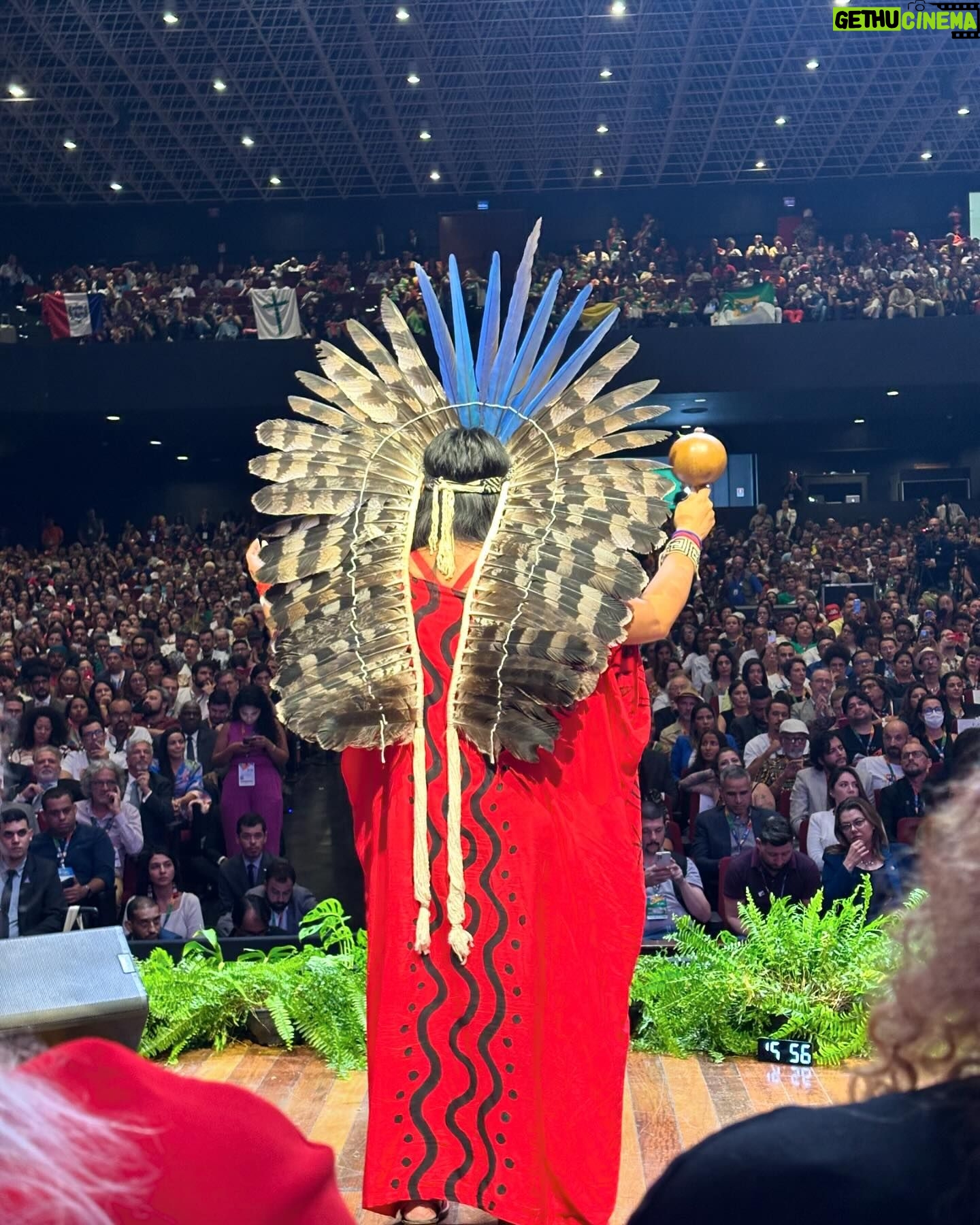 Klebber Toledo Instagram - Juntos pela cultura, pela ancestralidade do nosso povo, pela proteção da natureza e dos direitos humanos… temos muito trabalho pela frente✊🏻🙌🏻🚀✨
