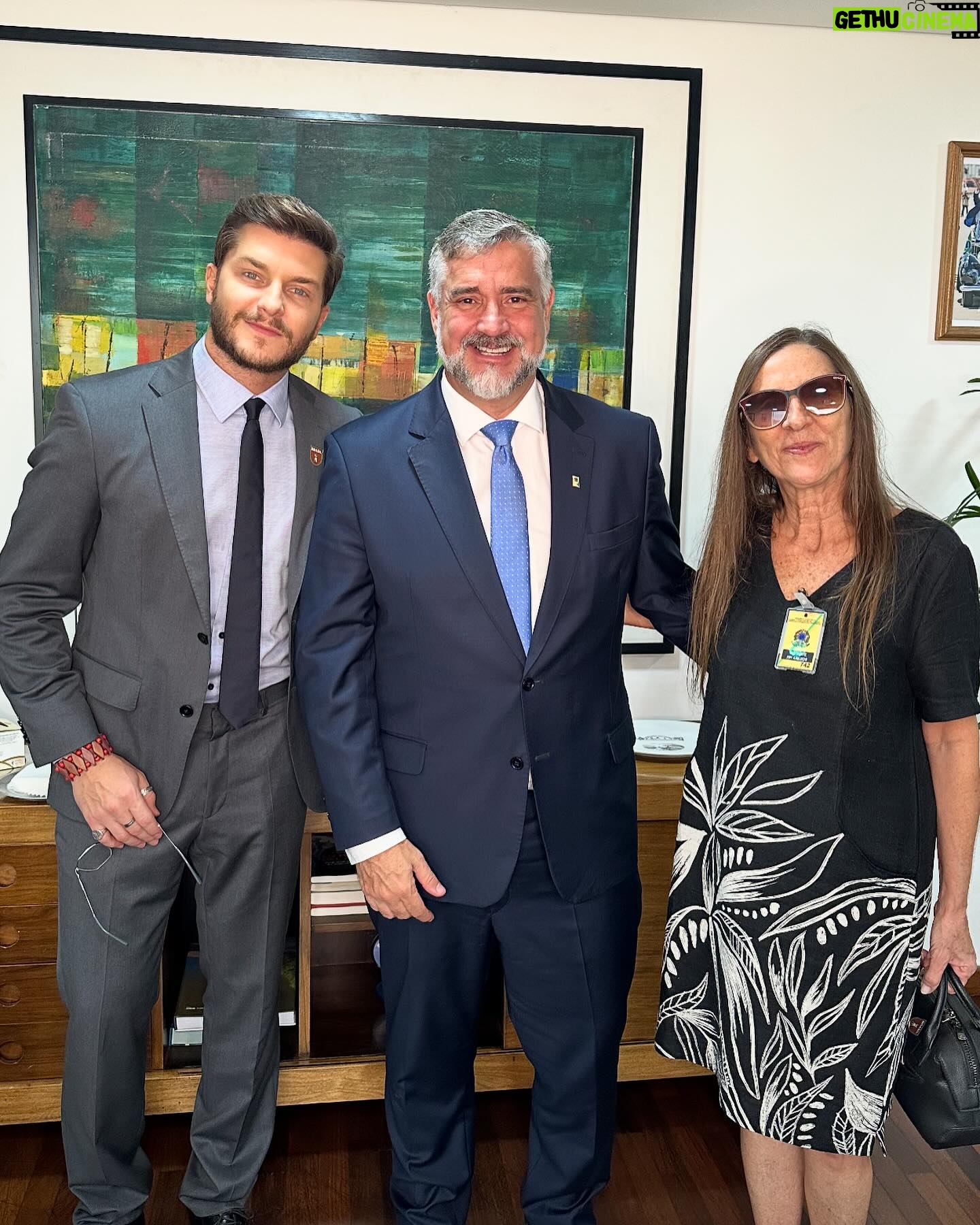 Klebber Toledo Instagram - Juntos pela cultura, pela ancestralidade do nosso povo, pela proteção da natureza e dos direitos humanos… temos muito trabalho pela frente✊🏻🙌🏻🚀✨