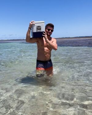 Klebber Toledo Instagram - Último treino do ano com uma nova série de “puxada de jangada, passada com cooler, levantamento de garrafa e pra fecha dei um gás na resenha com os amigos”. Obrigado 2023 kkkkkkkk… Esse ano foi tão louco que é melhor tirar uma onda com ele e agradecer e olhar pra frente 🤘🏻😅 🚀✨
