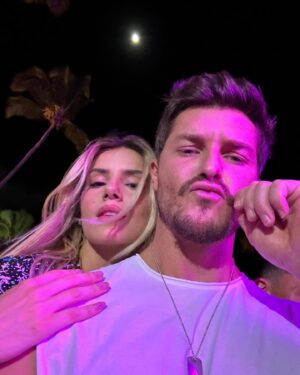 Klebber Toledo Instagram - Primeiro dia de férias e festa 🚀🤘🏻✨ 
@reveillon.amore