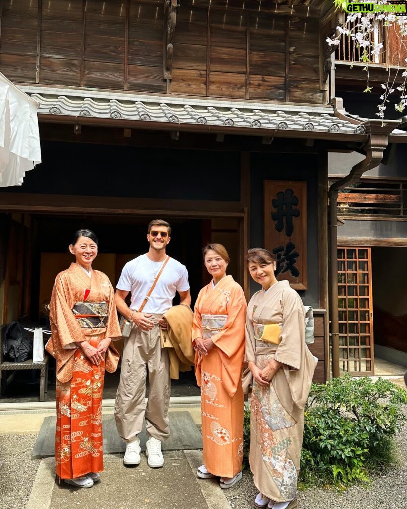 Klebber Toledo Instagram - Lindo e sagrado… Esse é o Santuário Kanda Myojin um lugar com uma energia única onde pude orar, conhecer um pouco mais da cultura japonesa e junto da família @tiffanyandco latam tomar um chá de matcha e sakura.