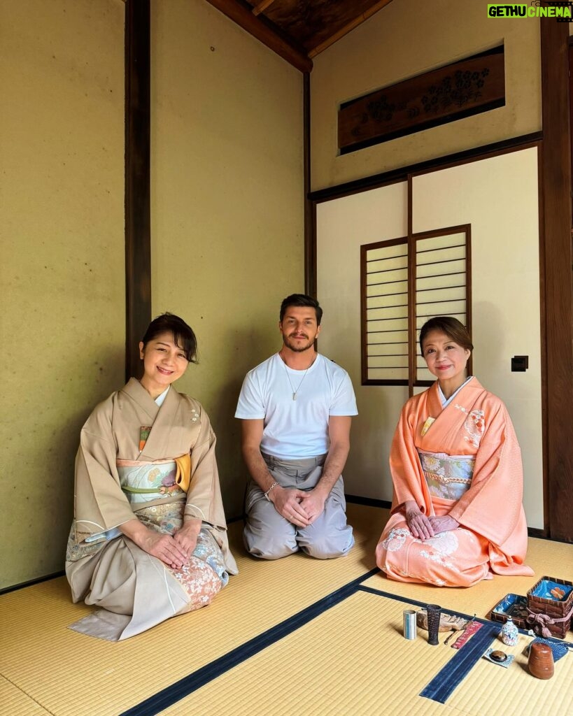 Klebber Toledo Instagram - Lindo e sagrado… Esse é o Santuário Kanda Myojin um lugar com uma energia única onde pude orar, conhecer um pouco mais da cultura japonesa e junto da família @tiffanyandco latam tomar um chá de matcha e sakura.