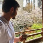 Klebber Toledo Instagram – Lindo e sagrado… Esse é o Santuário Kanda Myojin um lugar com uma energia única onde pude orar, conhecer um pouco mais da cultura japonesa e junto da família @tiffanyandco latam tomar um chá de matcha e sakura.