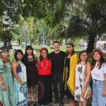 Klebber Toledo Instagram - Em Belém tive a honra de conversar e debater questões importantes sobre o clima e a sobrevivência dos povos do Brasil com grandes lideranças indígenas do nosso país, entre eles o nosso mestre Raoni @institutoraoni e a nossa líder @watatakalu e ainda pude conhecer uma embarcação do @greenpeacebrasil que estava em missão pela costa brasileira e estava atracada no porto. ♻️🌎🤍✨ E claro que rolou aquele sorvetinho de taperebá com tapioca… amo Belém do Pará.