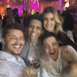 Klebber Toledo Instagram – Gente, difícil foi achar uma foto que não estivesse tremida hahaha… Mas não podia ser diferente, essas duas pessoas Incríveis, lindas e talentosas que transbordam amor e boas energias tiveram um casamento lindo e a festa já sabe 🤘🏻🍹🍸🥃🍻🥂😅🚀 Parabéns @rodrigoonie e @wbendelack nós amamos muito vocês e desejamos que vocês sejam felizes para sempre, contem sempre com a gente. Que seja doce, raro e mágico ✨