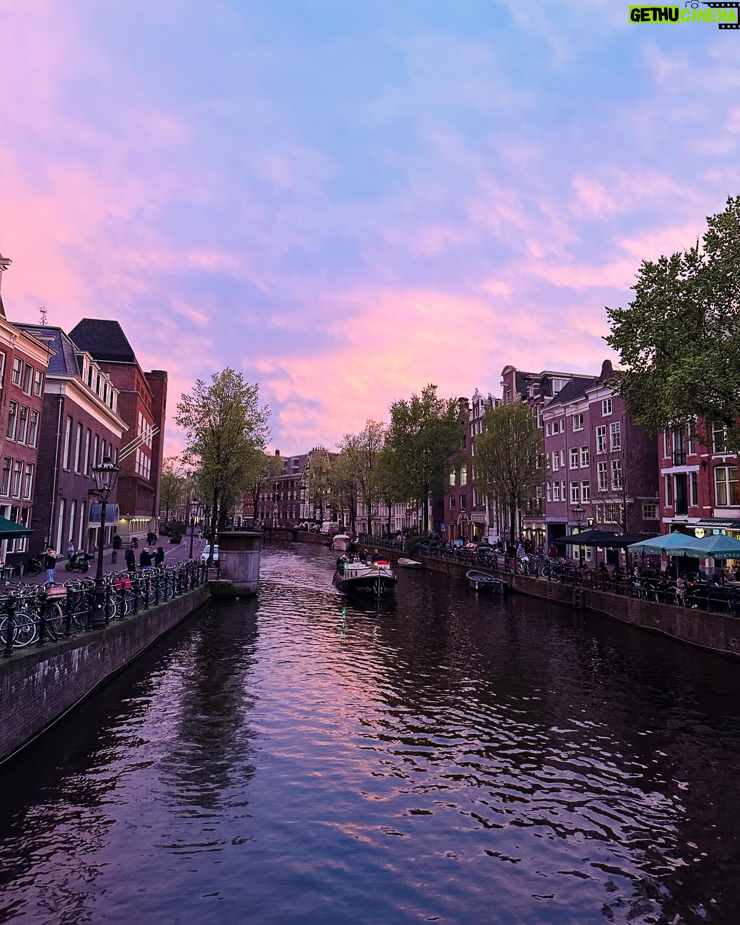 Klebber Toledo Instagram - Amsterdam a primeira vez a gente nunca esquece… foi rápido mas foi doce, incrível e inspirador, que cidade linda! Nos vemos de novo em breve👊🏻🧇✨