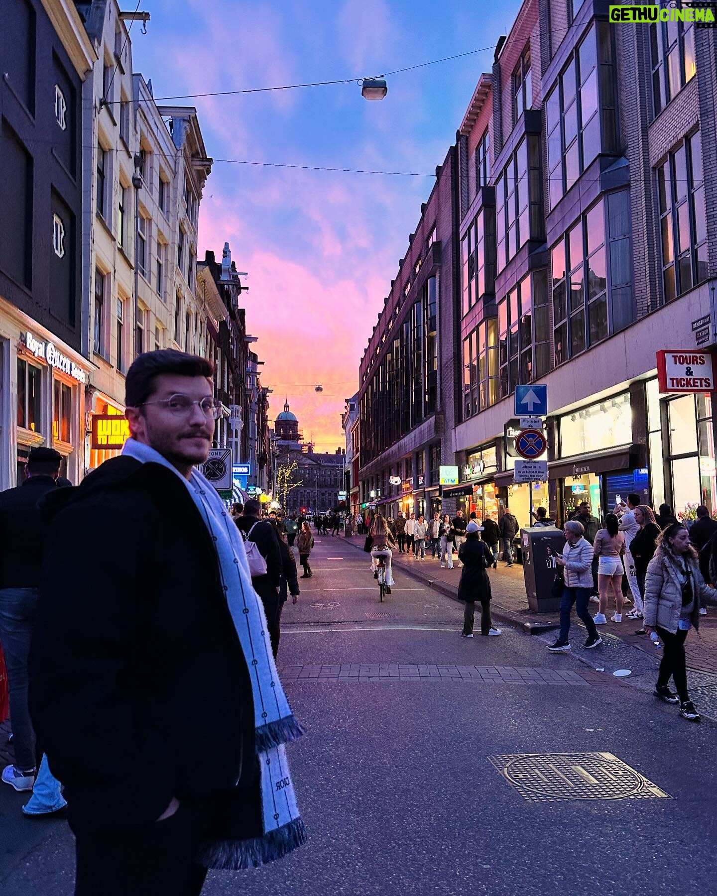 Klebber Toledo Instagram - Amsterdam a primeira vez a gente nunca esquece… foi rápido mas foi doce, incrível e inspirador, que cidade linda! Nos vemos de novo em breve👊🏻🧇✨