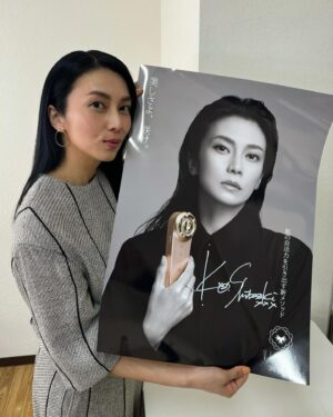 Ko Shibasaki Instagram - アンバサダーを務めさせていただいている「VI-OLA」の撮影をして参りました🏃

「美しさよ、咲け。」

すきま時間でサッと使えるスマートさなのに、
皮膚、筋肉はもちろん、皮下脂肪やリガメントにまでアプローチしてくれる…！

最近の撮影前の必須アイテムです🌷

@viola__salon.jp 
#SupportedByViola
#violasalon