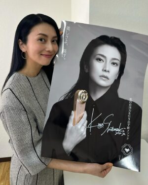 Ko Shibasaki Instagram - アンバサダーを務めさせていただいている「VI-OLA」の撮影をして参りました🏃

「美しさよ、咲け。」

すきま時間でサッと使えるスマートさなのに、
皮膚、筋肉はもちろん、皮下脂肪やリガメントにまでアプローチしてくれる…！

最近の撮影前の必須アイテムです🌷

@viola__salon.jp 
#SupportedByViola
#violasalon